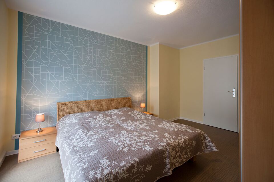 Schlafzimmer mit Ehebett