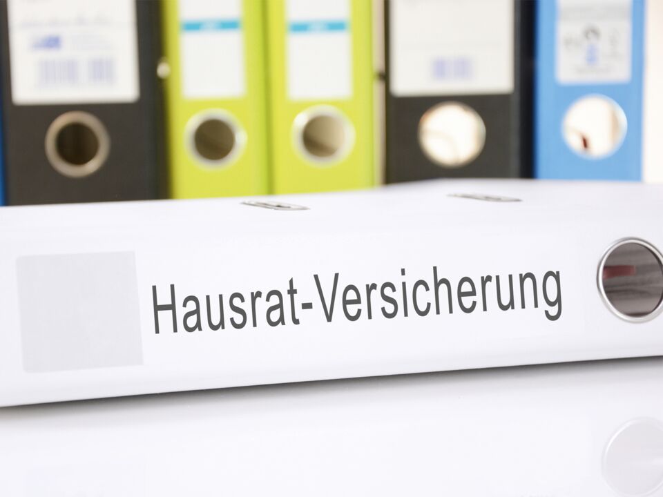 Hausratversicherung (Bild: © Marco2811 – Fotolia.com) Ordner, einer mit der Aufschrift Hausrat-Versicherung