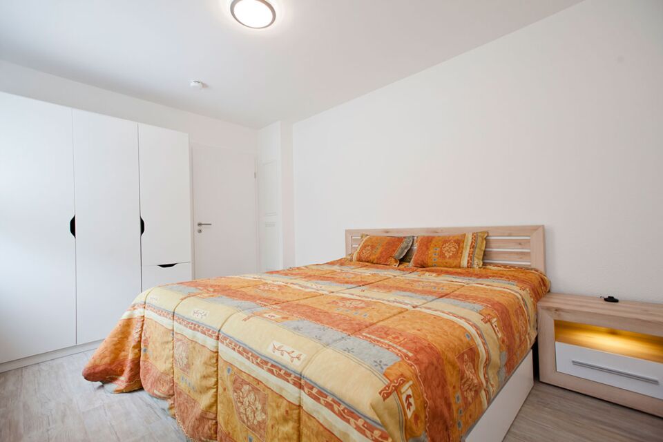 Schlafzimmer mit Ehebett