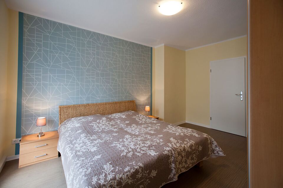 Schlafzimmer mit Ehebett