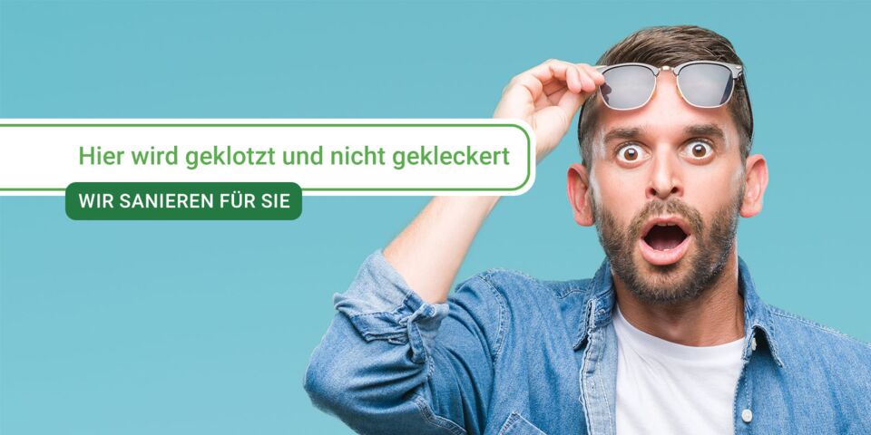 Mann mit Sonnenbrille auf der Stirn, guckt erstaunt, große Augen und offener Mund