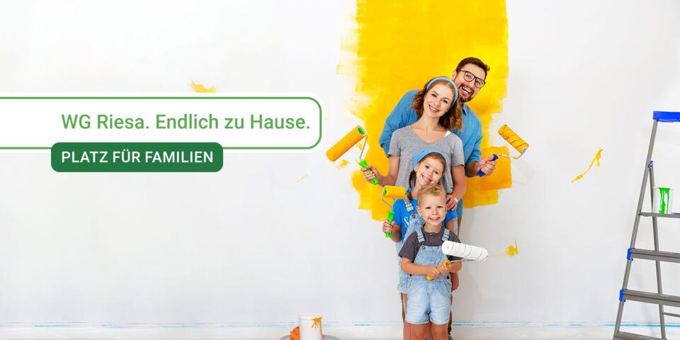 junge Familie beim Streichen der Wand