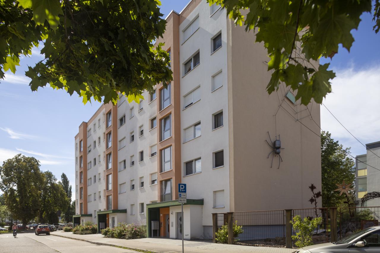 Große 2-Raum-Wohnung: Aufzug, Bad mit Wanne   Dusche