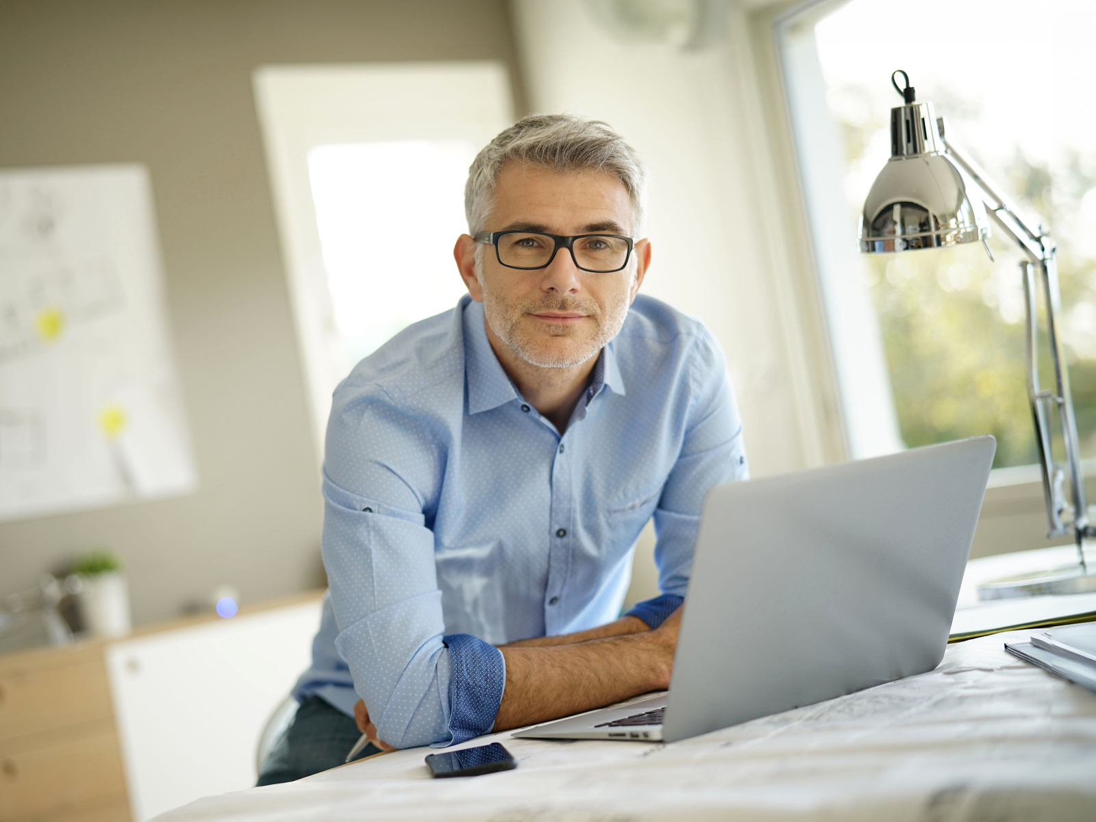 (Bild: © goodluz – stock.adobe.com) Mann am Laptop
