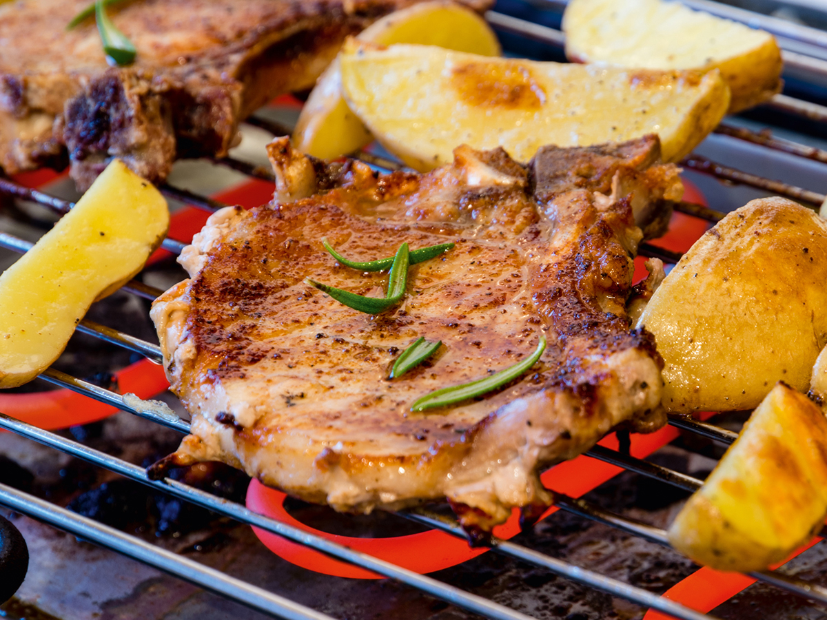 Grillen (Bild: © stockfotocz – stock.adobe.com) Steak und Kartoffelspalten auf dem Grill