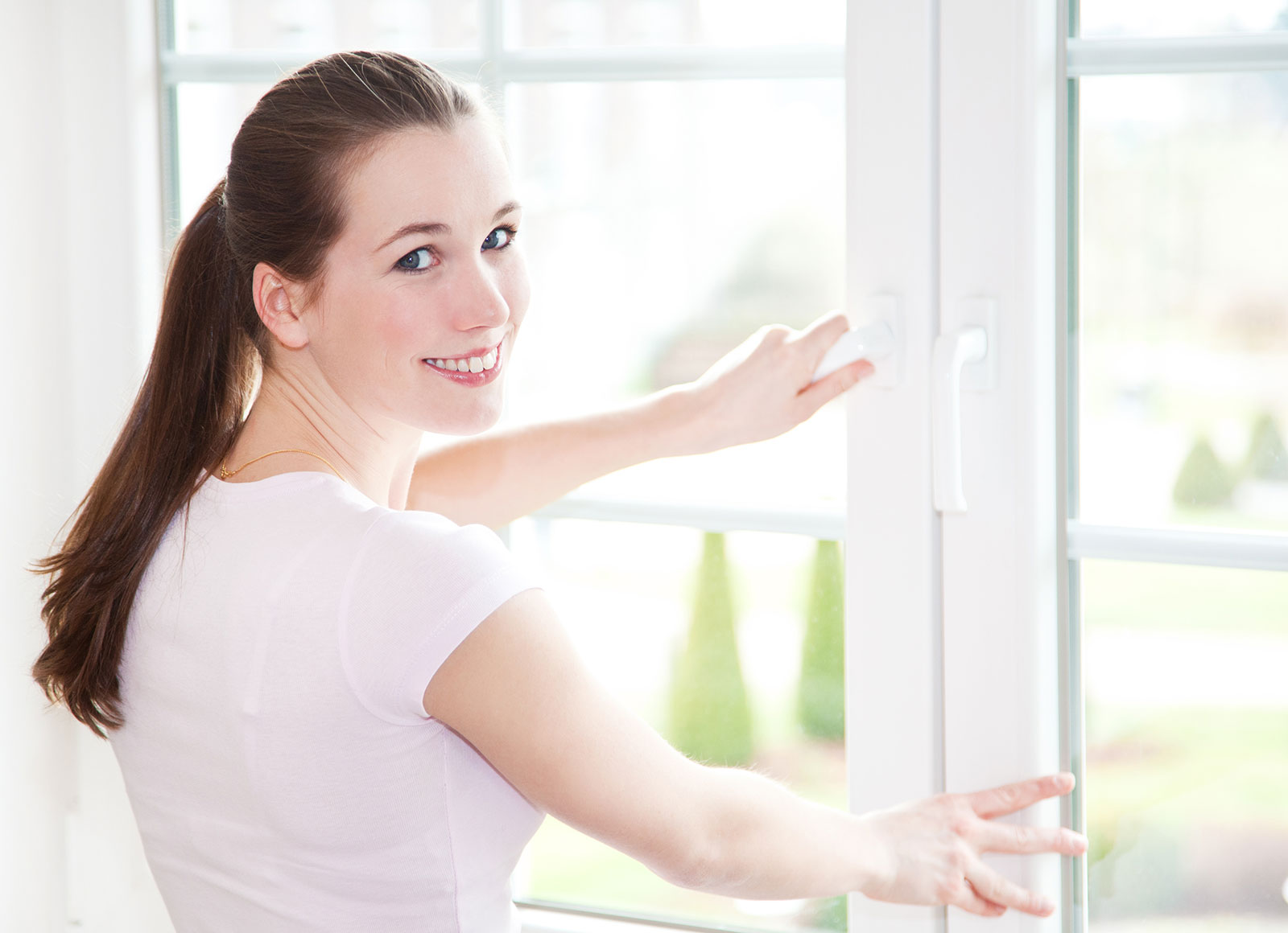 Frau öffnet Fenster