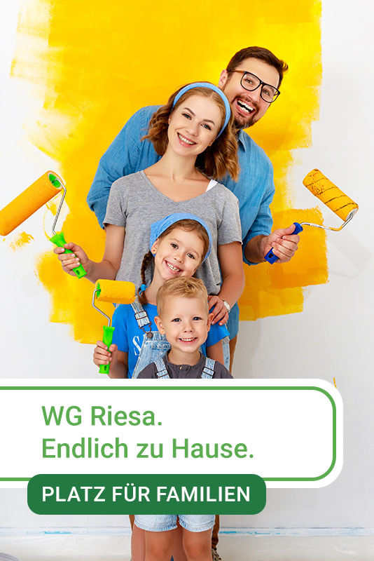 junge Familie beim Streichen der Wand