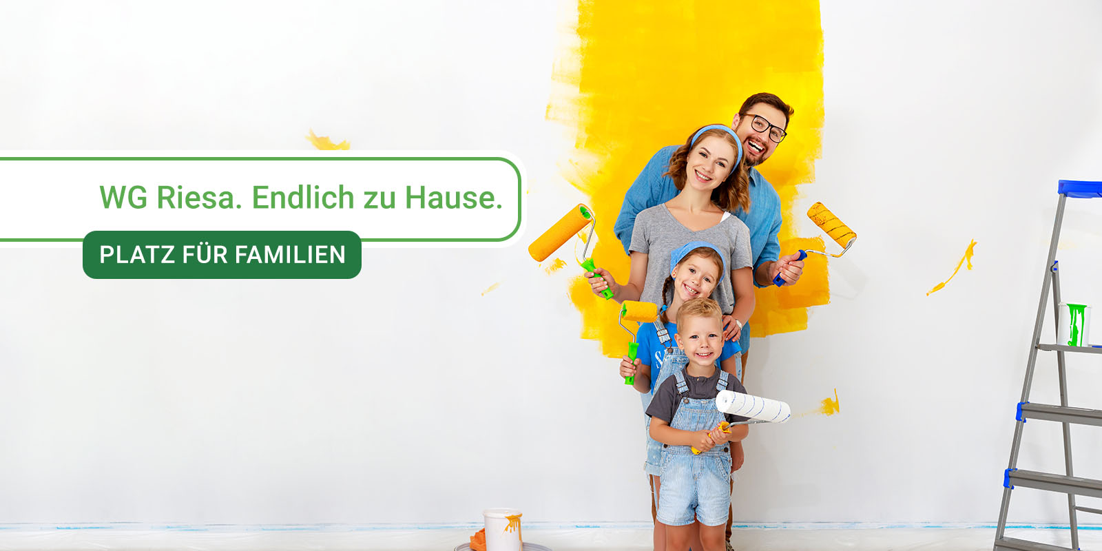 junge Familie beim Streichen der Wand